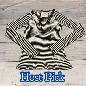 ✅HOST Pick✅ L.e.i. V-neck Top, Large